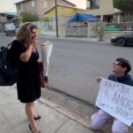 Con serenata y ramo de flores alumno declara su amor a su Maestra